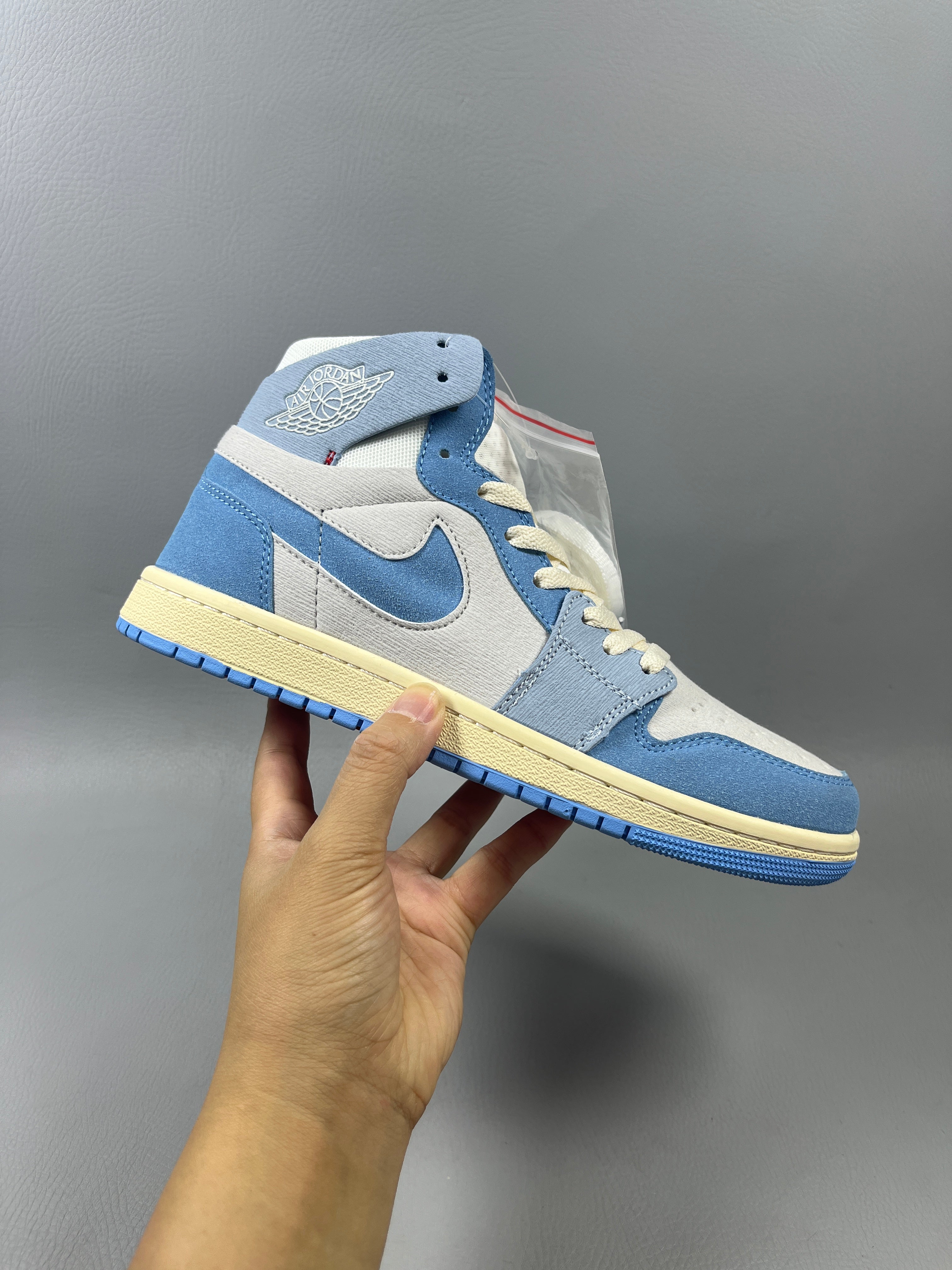 Air Jordan 1 "Ice Blue/Grey"