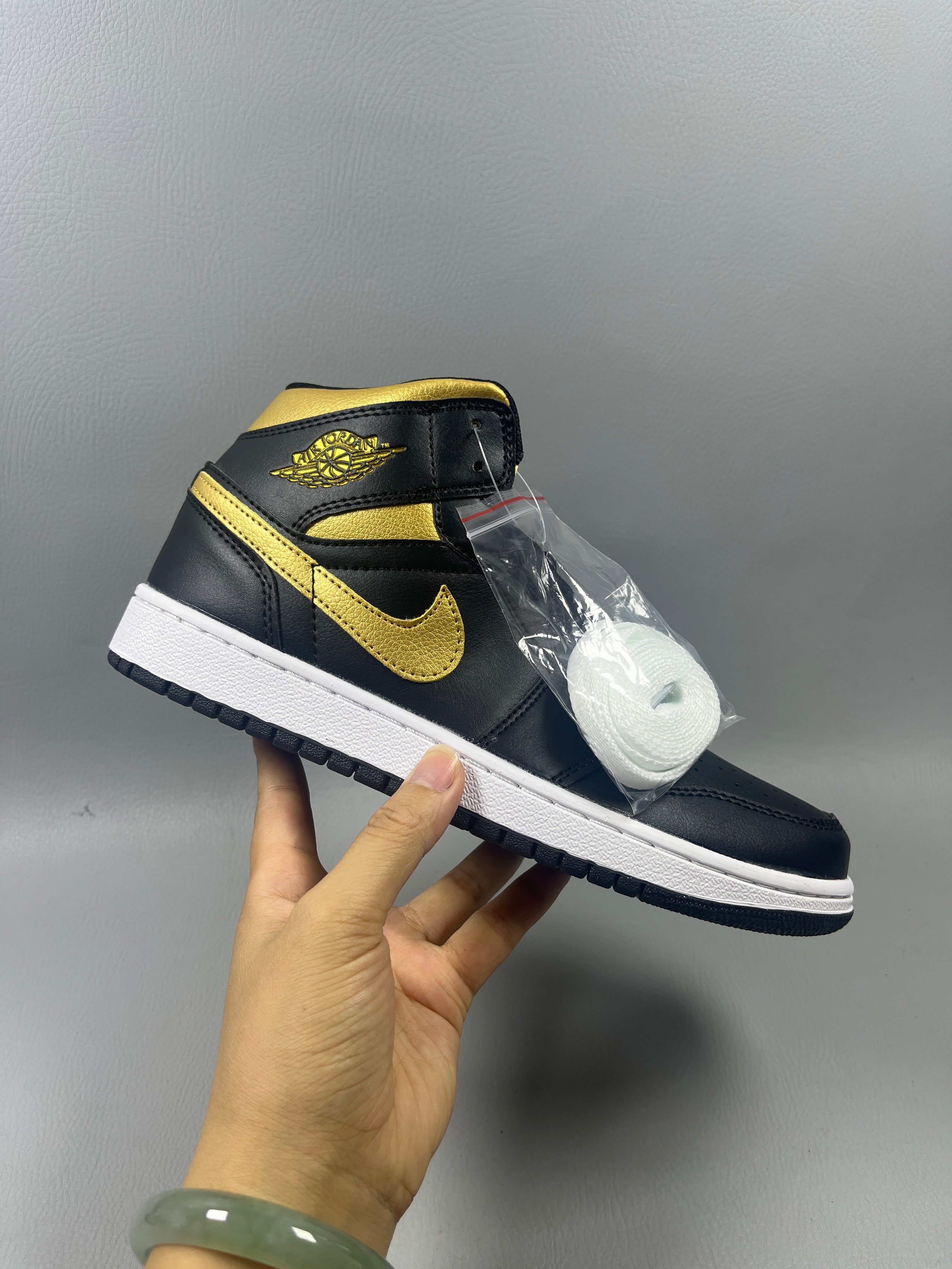 Air Jordan 1 "Gold/Black"