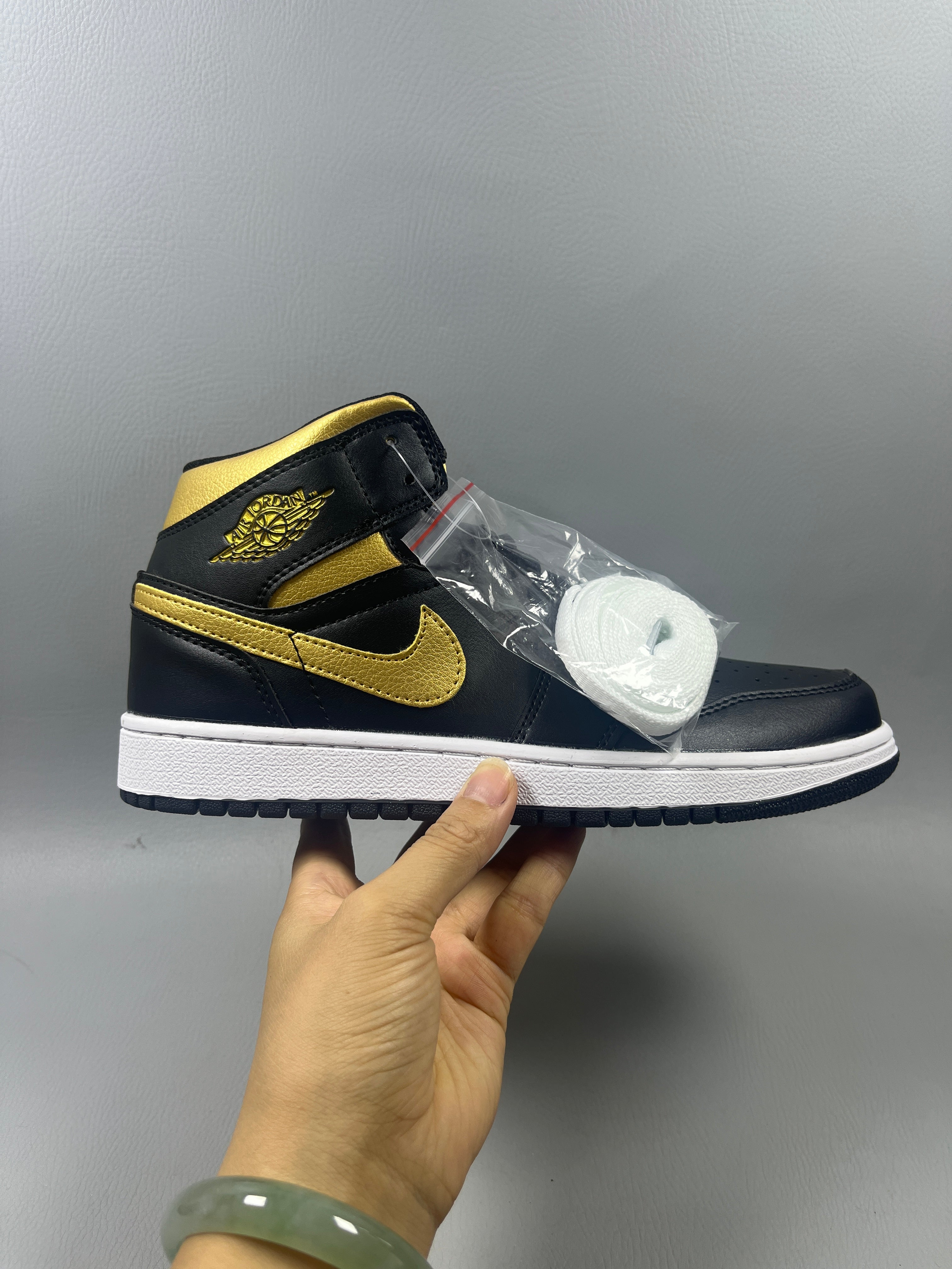 Air Jordan 1 "Gold/Black"